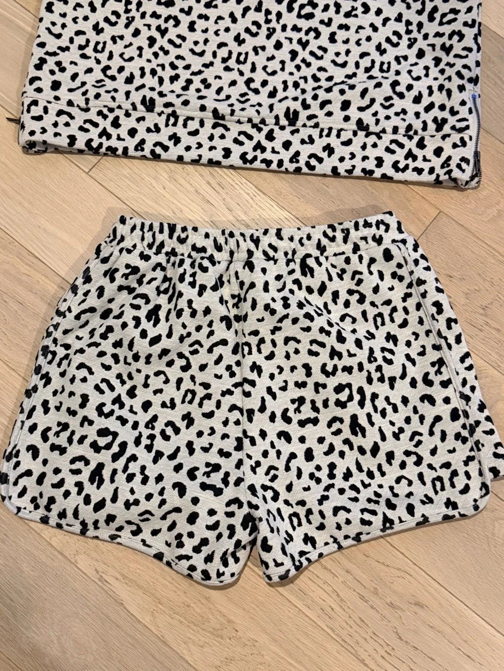 Size L - Whole Outfit!!! entro White and Black Leopard